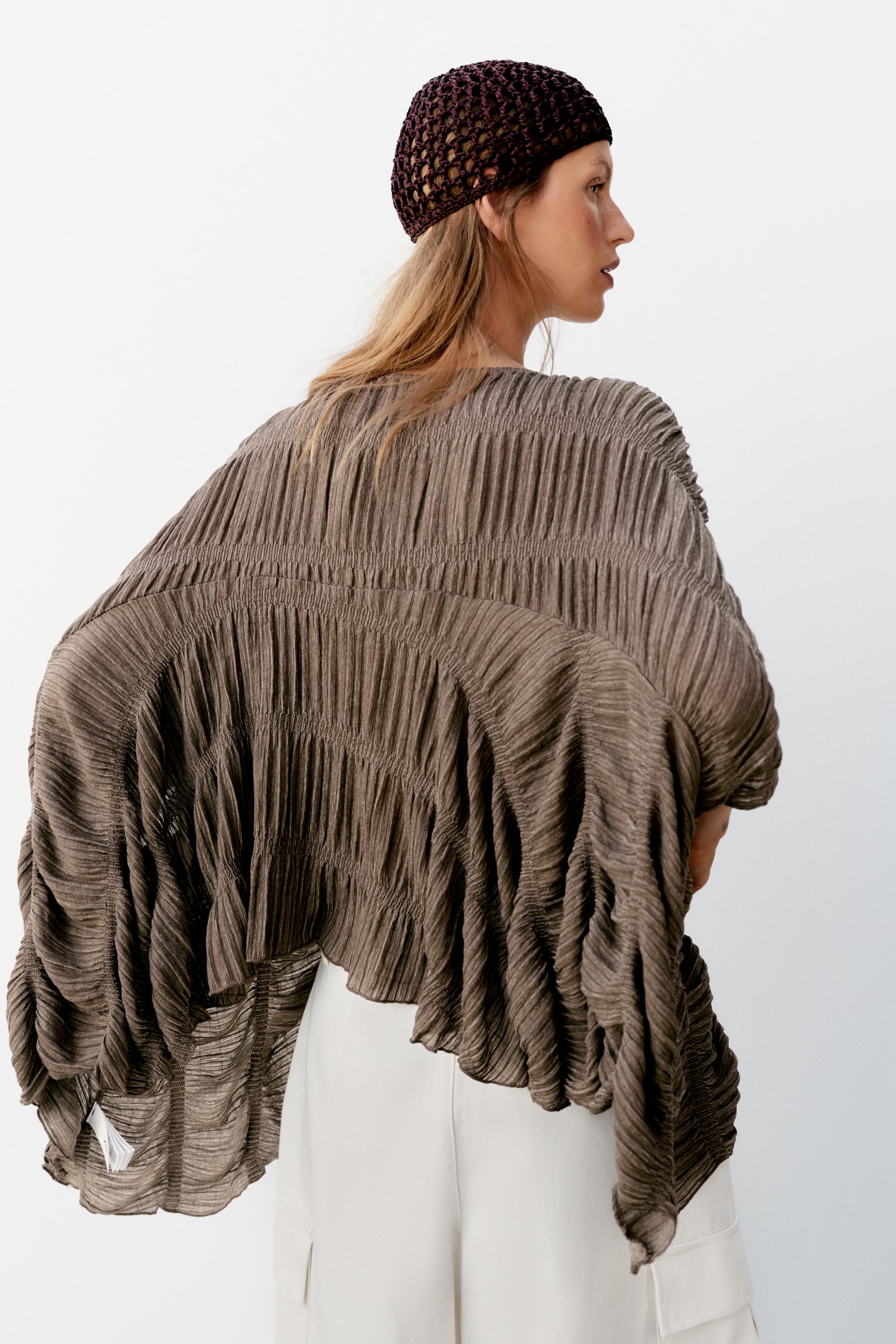 TEXTURED CAPE TOP